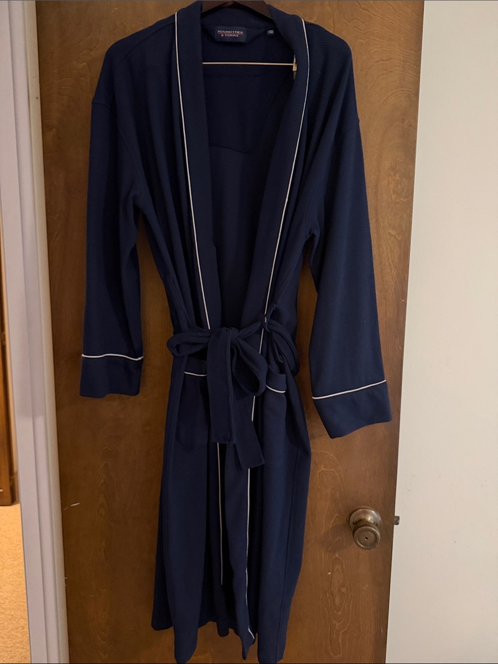 Roundtree & Yorke Men’s Navy Robe with White Piping